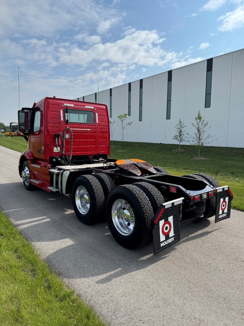 2020 VOLVO VNR300 - USED TRUCKS DAY CAB - image 4
